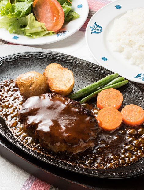 ハンバーグステーキ肉の風味とコクを引き出すため、国産豚・国産牛・和牛をブレンド。10日ほどかけて丁寧に仕上げる濃厚なドミグラスソースはハンバーグステーキ専用のもの。香味野菜をふんだんに使い、手数を惜しまず作り上げる味にファンも多い。単品1150円、ランチ1650円(サラダ、パンまたはライス、ドリンク付き)。税込み(撮影/写真部・岸本絢)
