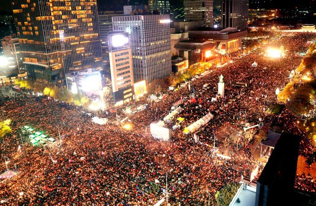 朴槿恵大統領の退陣を求めて集まった人びとで、ソウル中心部の道路が埋め尽くされた＝２０１６年１１月　（ｃ）朝日新聞社