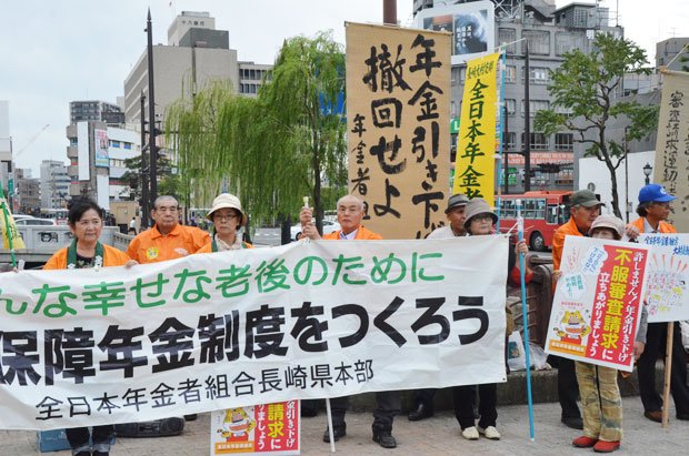 「年金の引き下げ」反対デモ　（c）朝日新聞社　＠＠写禁