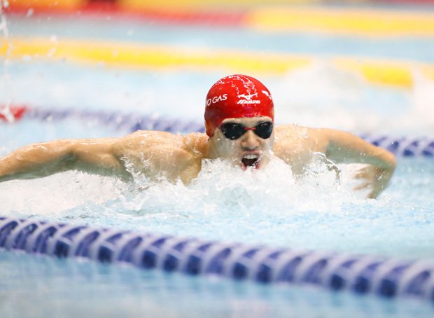 リオ・パラリンピックで銀２、銅２のメダルを手にした全盲の木村敬一選手（東京ガス）。コースロープに右手をぶつけながらまっすぐ泳いでいく（撮影／加藤夏子）