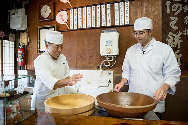 北野天満宮名物「粟餅所・澤屋」の13代目・森藤哲良さんと14代目・淳平さん