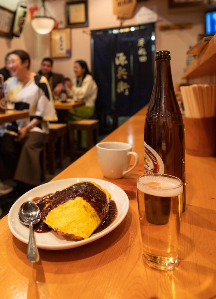 お酒の客も注文する店の名物オムライスは850円（税込み）［写真＝倉田貴志／高野楓菜（写真映像部）／楠本涼］