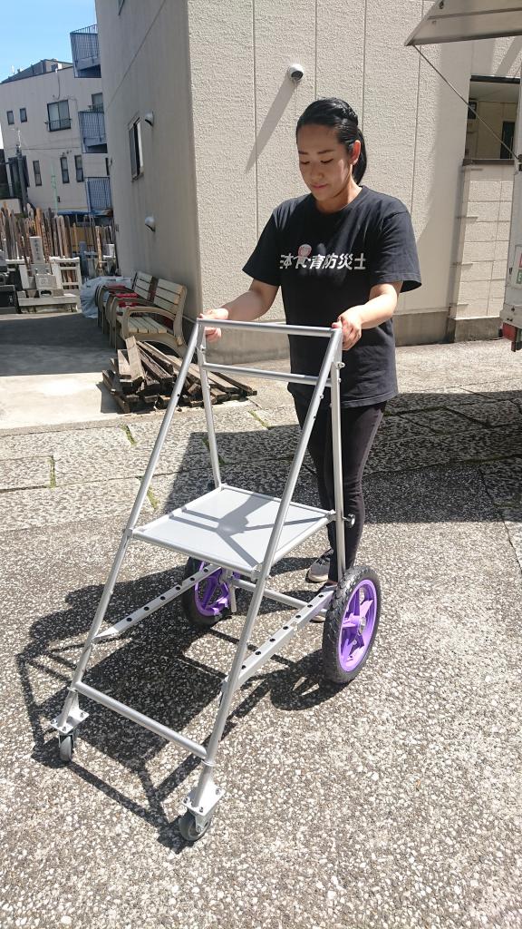 (2)分解して組み立て直すと簡易の車いすに早変わり