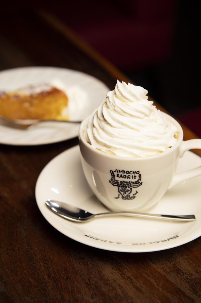 ウィンナーコーヒーと本日のケーキ（はちみつ）のセット８００円　（撮影／写真部・高野楓菜）
