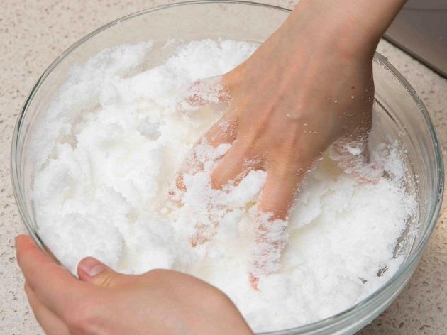 塩に卵白を半量ずつ入れて（一度に入れるとやわらかくなりすぎるので）、空気を含ませるように混ぜ合わせる（撮影・石田健一）