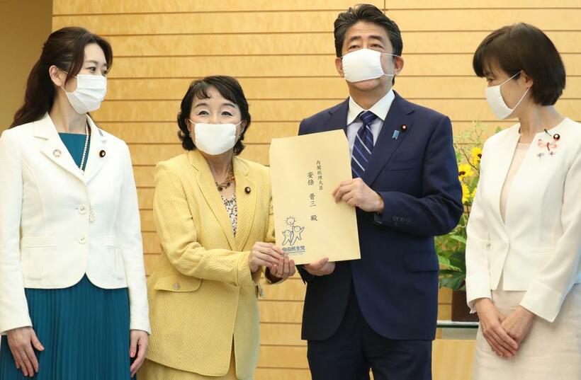 6月2日、自民党の猪口邦子・女性活躍推進本部長（左から２人目）から提言書を受け取る安倍首相　（ｃ）朝日新聞社