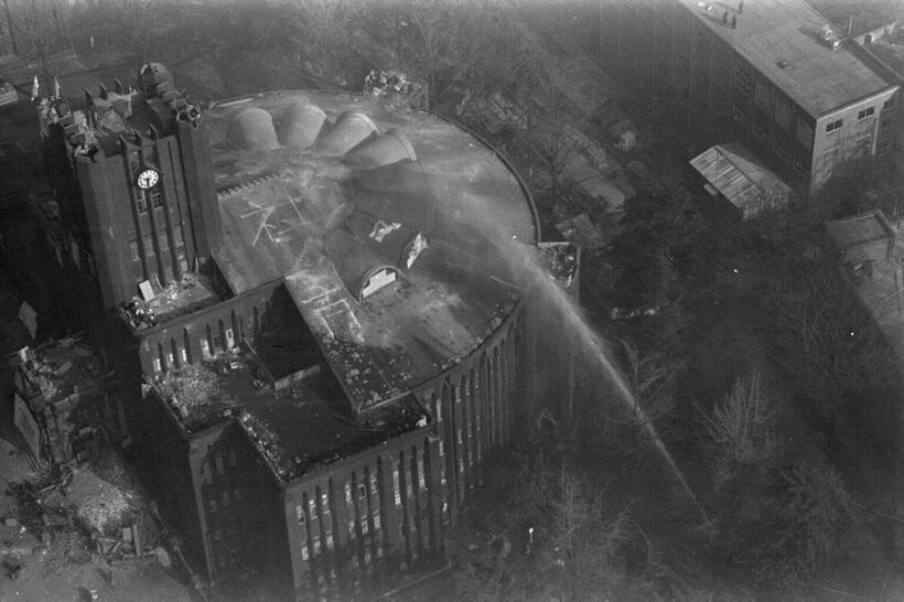 1969年、学生に占拠された東大安田講堂の屋上に向けて機動隊が放水(c)朝日新聞社）