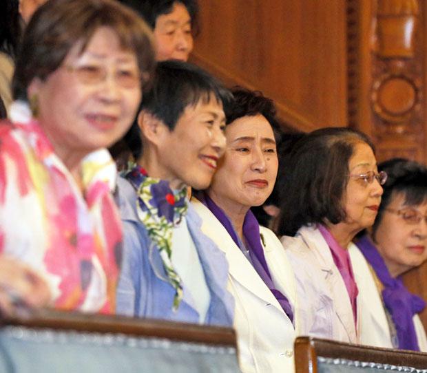 政治分野における男女共同参画推進法の可決、成立を多くの女性が見守った　（ｃ）朝日新聞社