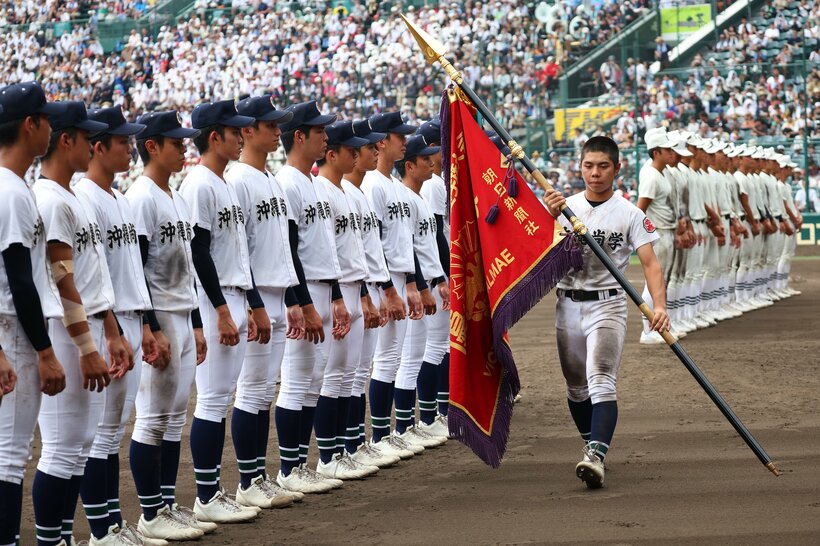 【決勝】深紅の大優勝旗を受け取った沖縄尚学の主将・真喜志（撮影／写真映像部・松永卓也）