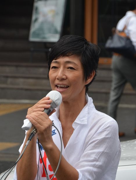 参院選の選挙期間中は、大麻研究家の交際相手を従え、街頭演説を展開した　（ｃ）朝日新聞社