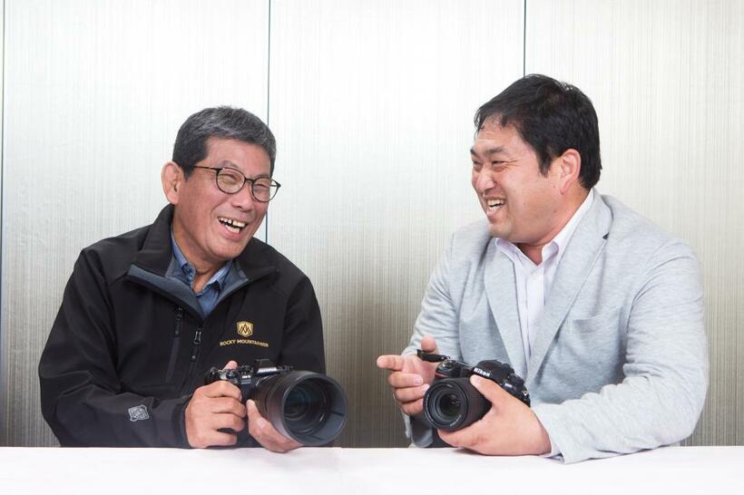 鉄道写真家の櫻井寛氏（左）と助川康史氏