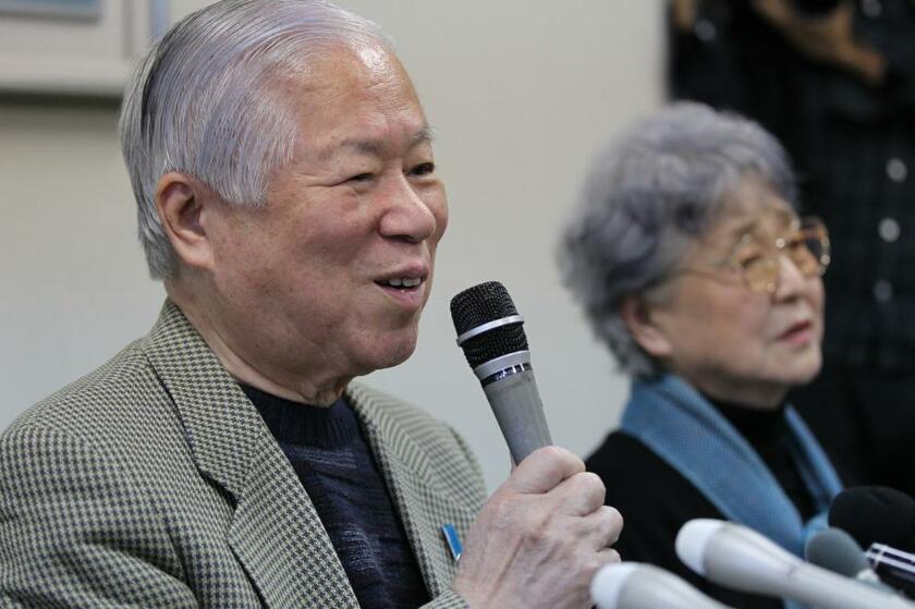 会見する横田滋さん（左）と早紀江さん＝２０１４年（ｃ）朝日新聞社