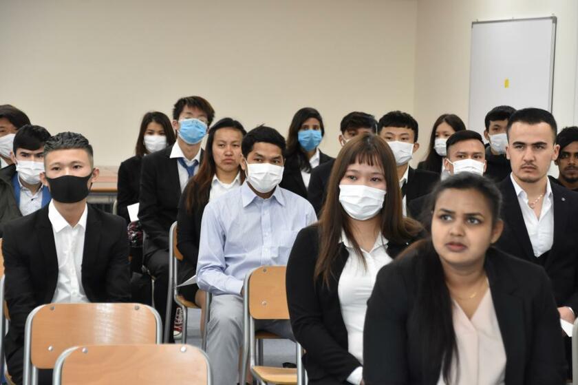 特定技能の外国人労働者を管理する人材を育てる新洋国際専門学校の入学式はベトナム、ネパール出身の学生が目立った。参加者の大半がマスクをしていた／さいたま市（撮影／澤田晃宏）