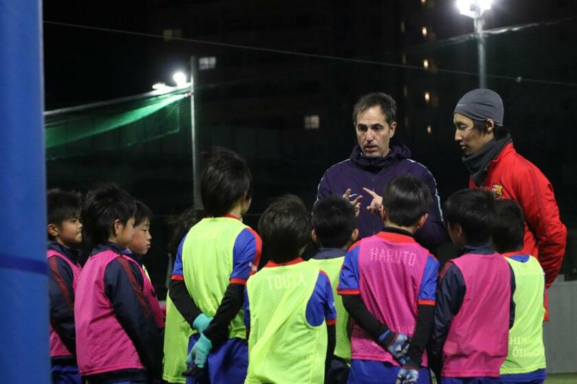 バルサアカデミーにはバルセロナから派遣されたスペイン人が常駐。サッカーを通して「五つの価値観」を育む（撮影／菅野浩二）