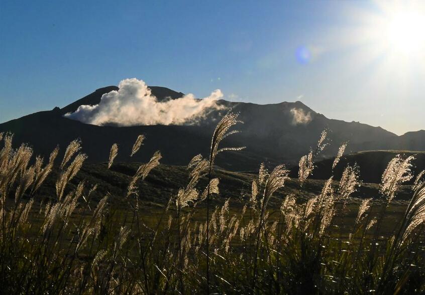 写真・図版(1枚目)| 熊本県は「火山の中」に街がある 5万人もの人が暮らす周囲128kmの巨大なくぼ地