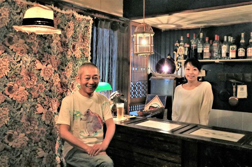 熱海怪獣映画祭は、飲み屋「一期庵」での夢語りから始まった。ママの関澤江美さん(右)と常連客の伊藤和典さん(撮影/川口穣)