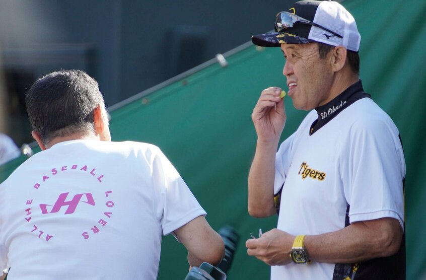 パインアメをほおばる岡田監督