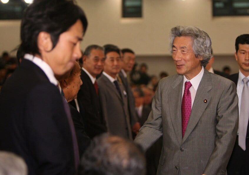 小泉純一郎元首相(右)と息子の進次郎氏