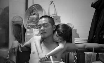 二人の娘を持つシングルファーザーの台湾人出稼ぎ労働者に写る「家父長制」の名残 写真家・馬場さおり
