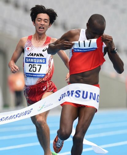 アジア大会で日本人選手らとデッドヒートを制したバーレーンの選手 (c)朝日新聞社 @@写禁