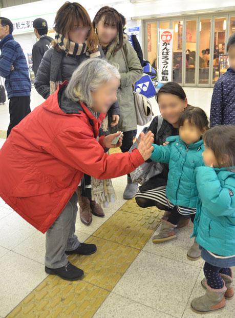 出会い、結婚、出産、子育てなど、夫婦は様々な出来事を経験する。あなたは、未来年表のどのステージにいますか？　※写真はイメージです　（ｃ）朝日新聞社