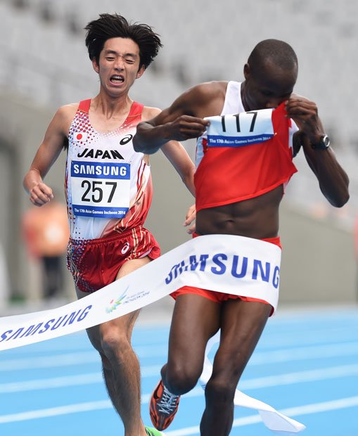 アジア大会で日本人選手らとデッドヒートを制したバーレーンの選手　（c）朝日新聞社　＠＠写禁