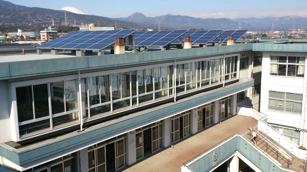 写真提供:ほうとくエネルギー 富水小学校の屋上に設置された太陽光発電の設備。避難所として機能するように災害時や停電時は自家発電として発電した電気を利用できる。