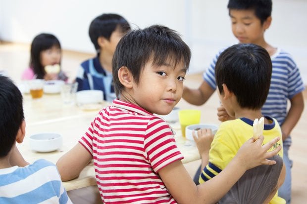 おかわりはときどきする。嫌いなものは減らしてもらうことも。今日のメニューのお気に入りはブドウ(撮影/岡田晃奈)