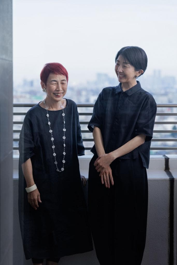 上野千鶴子（うえの・ちづこ、左）：1948年生まれ。社会学者、東京大学名誉教授、認定NPO法人ウィメンズアクションネットワーク（WAN）理事長。著書に『おひとりさまの老後』『在宅ひとり死のススメ』など／早川千絵（はやかわ・ちえ）：1976年生まれ。米ニューヨークの美術大学で写真を専攻、独学で映像作品を制作。2014年、短編「ナイアガラ」がカンヌ国際映画祭などで注目される。今回の「PLAN
