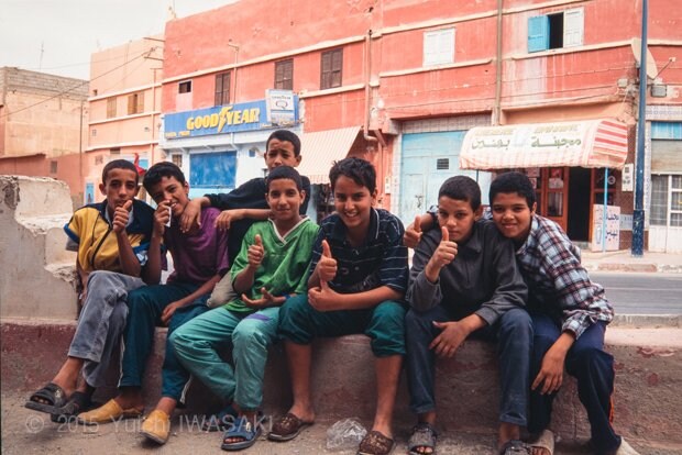 ひと休みしていると、すぐに子どもたちが集まってきた。　ゲルミン・モロッコ　2001年／guelmim,Morocco 2001