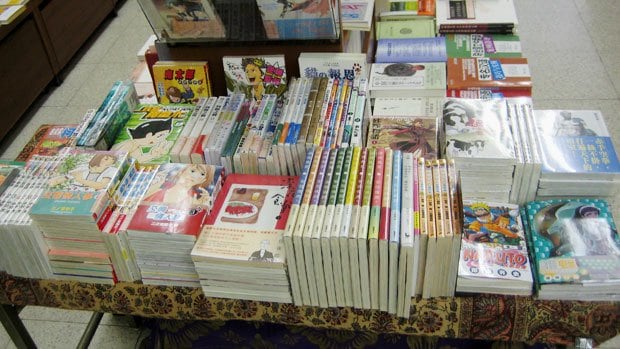 中国、アジア書籍専門の内山書店では、繁体字版（台湾）と簡体字版（中国大陸）のマンガを扱う。かつては『ドラえもん』全４５巻ボックスセットを並べていたこともあったという（撮影／北條一浩）