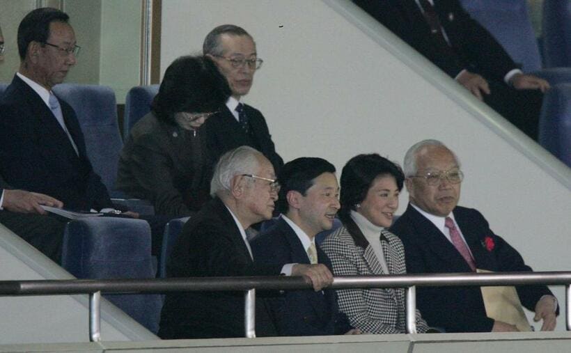 ２００６年、ＷＢＣの韓国戦を観戦する皇太子さまと雅子さま。右端は根来プロ野球コミッショナー、左端は渡辺恒雄読売新聞グループ本社会長（当時）