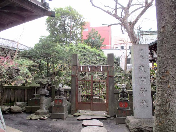 小野照崎神社にある富士塚