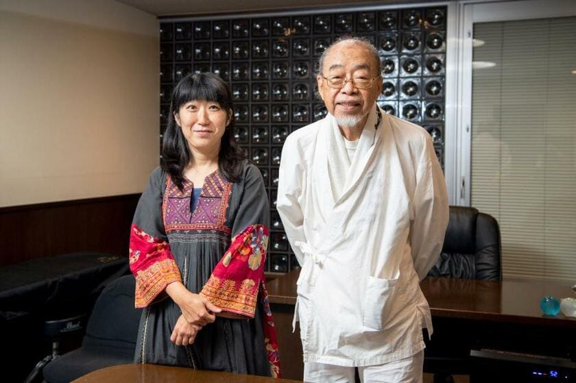 大宮エリーさん（左）と小椋佳さん（撮影／写真映像部・高野楓菜）