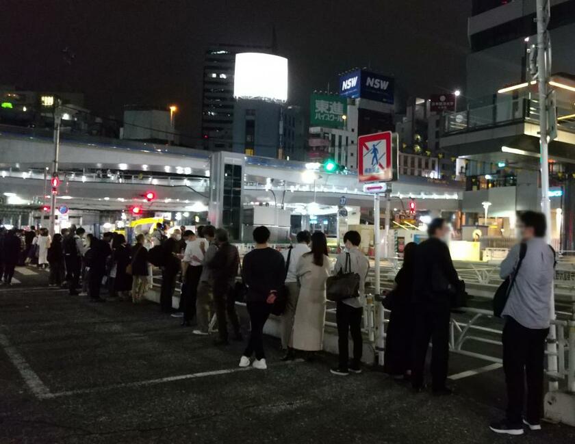 １０年ぶりに首都圏を襲った強い地震は、各地に被害を及ぼした。鉄道が止まり、ＪＲ渋谷駅前はタクシーを待つ人たちであふれた（ｃ）朝日新聞社