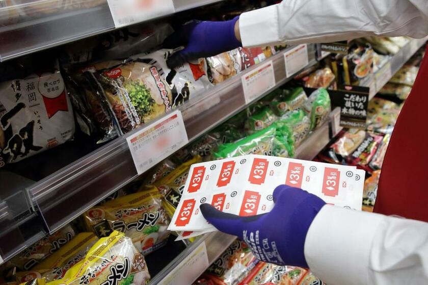 賞味期限が１日短い商品を３％値引きする。食品ロスが大幅に減るという＝横浜市のオーケーみなとみらい店（ｐｈｏｔｏ　小暮誠）