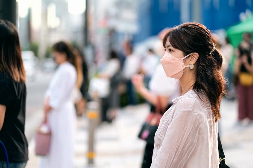 マスク生活の間に、顔の筋力は低下。重力に負けて顔の下半分がたるんでしまった photo iStock.com/monzenmachi