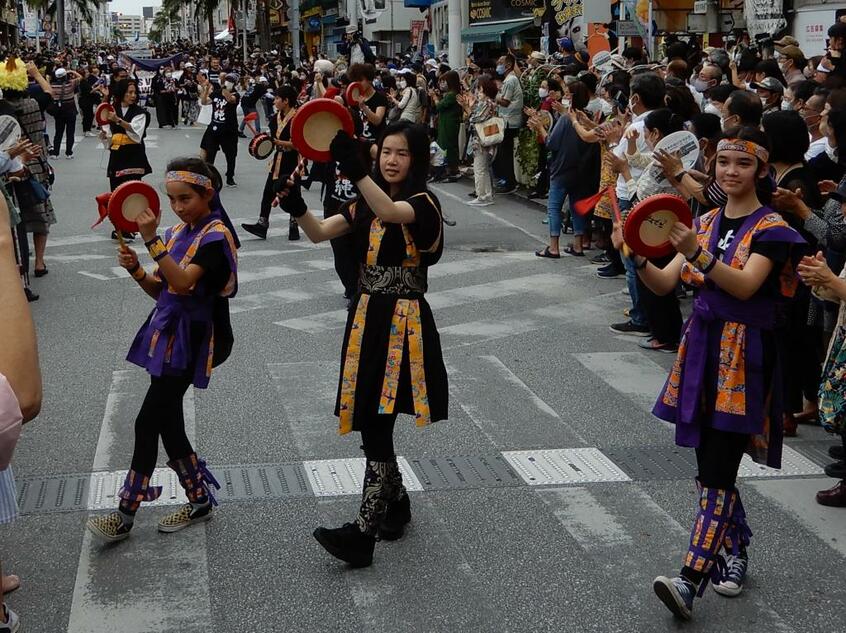 世界のウチナーンチュ大会の前夜祭パレードで、エイサーを踊るシカゴ沖縄県人会の少女たち(10月30日、那覇市の国際通りで)(撮影/三山喬)