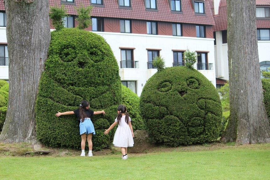 「小田急 山のホテル」の庭園を楽しむ子どもたち