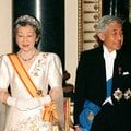 上皇さまと美智子さまに背を向け、こぶしを突き上げた英国人の元捕虜たち 英王室ジャーナリストが見つめた戦後 #戦争の記憶