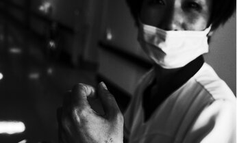 逆走してきた車と正面衝突で集中治療室へ 病院で目にした「生老病死の世界」を写した写真家・柳岡正澄