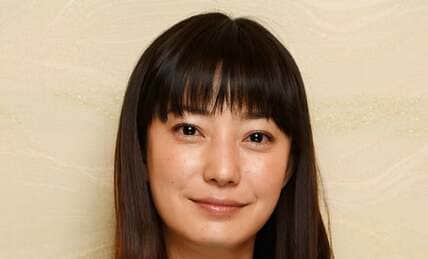 〈VIVANT続編決定！〉菅野美穂、スッピンに抱っこひも…あまりに理想的すぎる堺雅人との「夫婦生活」