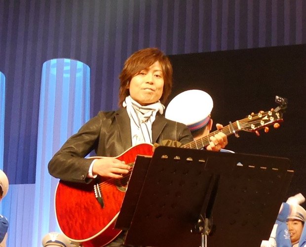 母校・近畿大の校歌斉唱に合わせてギターを弾くつんく♂（c）朝日新聞社　＠＠写禁
