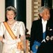 上皇さまと美智子さまに背を向け、こぶしを突き上げた英国人の元捕虜たち　英王室ジャーナリストが見つめた戦後   #戦争の記憶