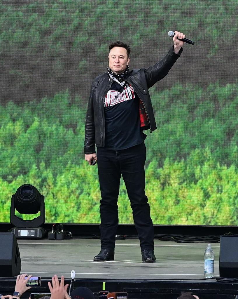 イーロン・マスク／１９７１年、南アフリカ共和国生まれ。ペンシルベニア大学などで学び、ソフトウェア会社を起業。会社を売却して資金を増やし、２００２年、宇宙開発の「スペースＸ」創業、０８年、電気自動車の「テスラ」のＣＥＯに。現在、世界一の富豪とされる＝１０月９日、近々生産開始予定のテスラ新工場（ドイツ）のイベントで　（ＧｅｔｔｙＩｍａｇｅｓ）