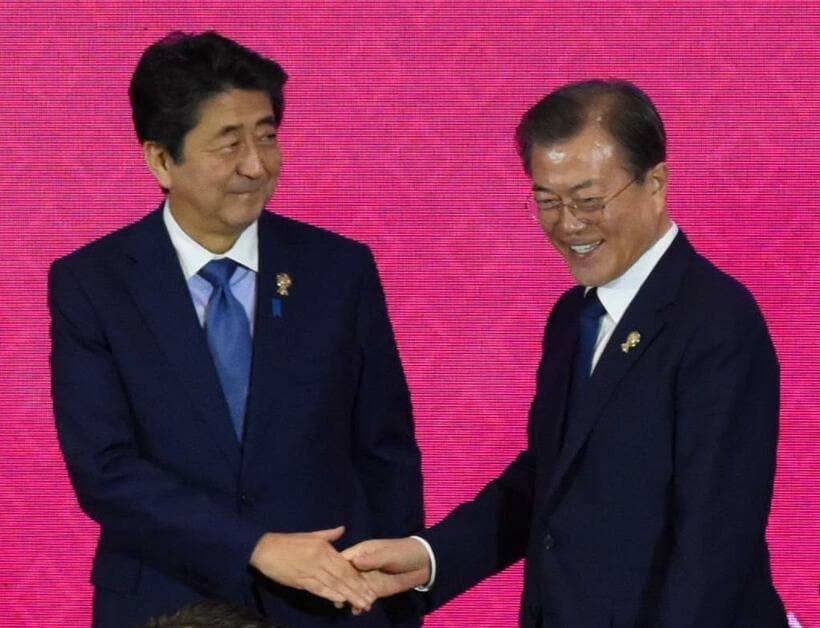 安倍首相と韓国の文在寅大統領　（ｃ）朝日新聞社