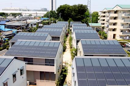 水素エネルギー利用住宅地の疑似的なイメージ。太陽熱・太陽光発電を利用した高性能住宅（東京都長寿命環境配慮型住宅モデル事業「ソーラータウン府中」　写真提供：相羽建設株式会社）