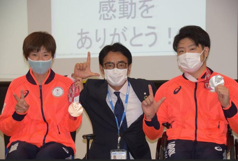 報告会に来てくれた川原凜選手（右）と高松佑圭選手（左）。感動を与えてくれました（ｃ）朝日新聞社