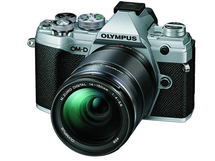 オリンパス OM－D E－M5 MarkIII■税込実売16万2800円（ボディー）小型・軽量で凝縮感というオリンパスの伝統を正しく踏襲。今回は、USB充電やレンズキットのお買い得感で盛り上がる。軽くて使いやすいシステムが体力に不安の出始めた世代には最適との評価も