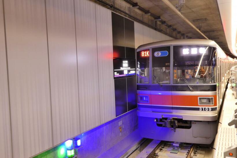新横浜1番線で折り返す東急電鉄の試運転列車